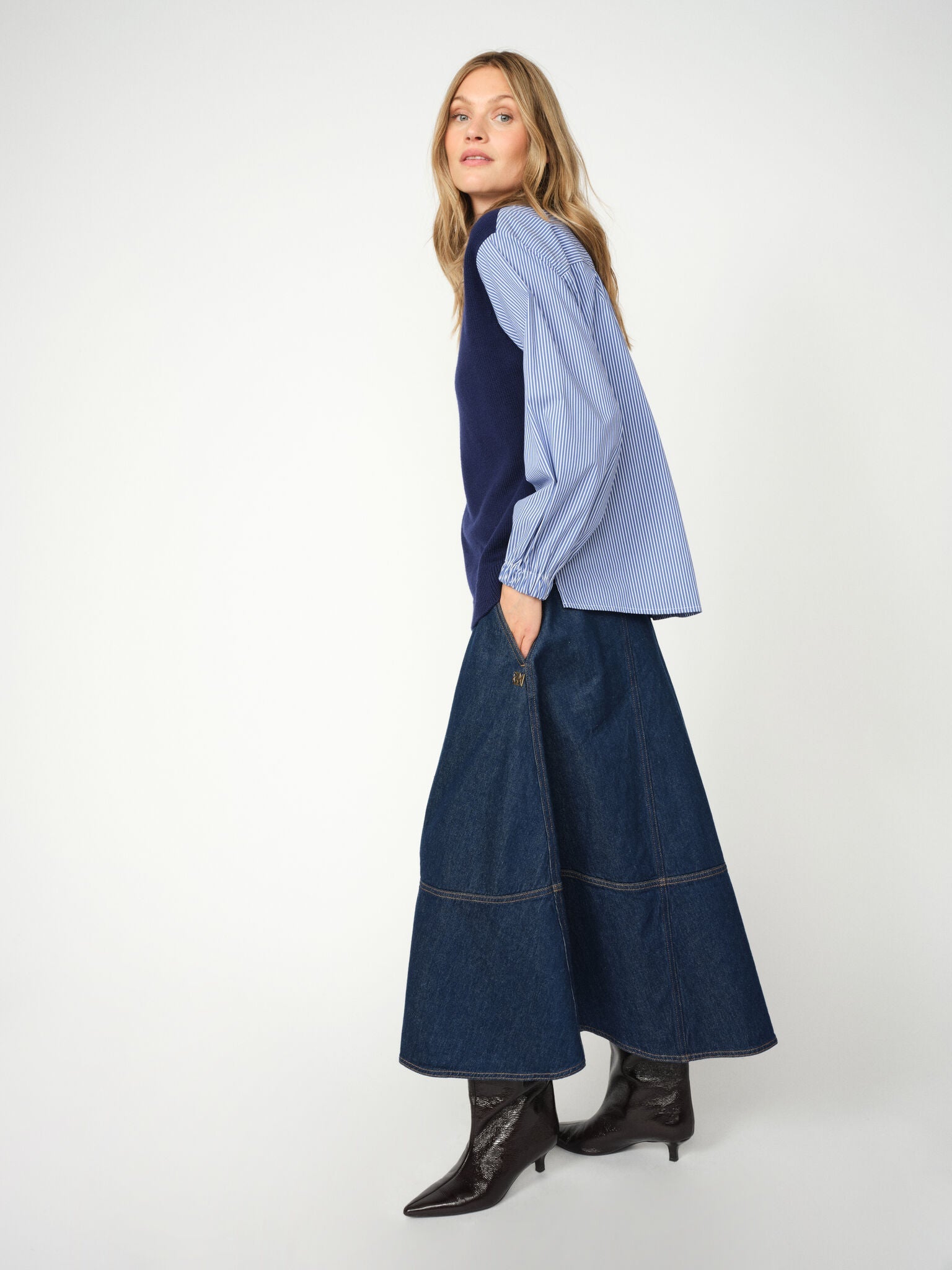 Modelshot / Dark Blue Denim / Detail